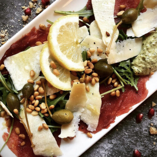 Carpaccio med parmesan, pinjenötter och citron – Tapas28