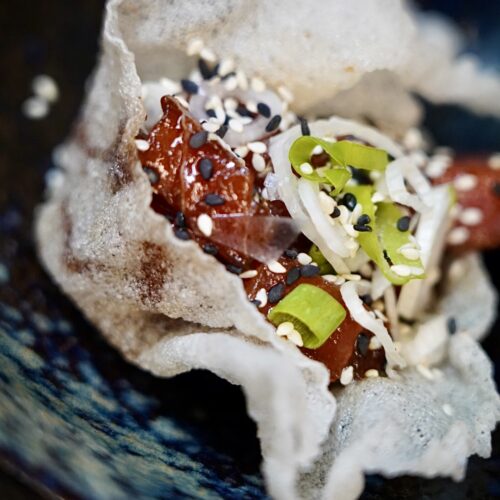 Tonfisktartar med sesam, vårlök och soja i friterat rispapper – Tapas28, Kungsholmen